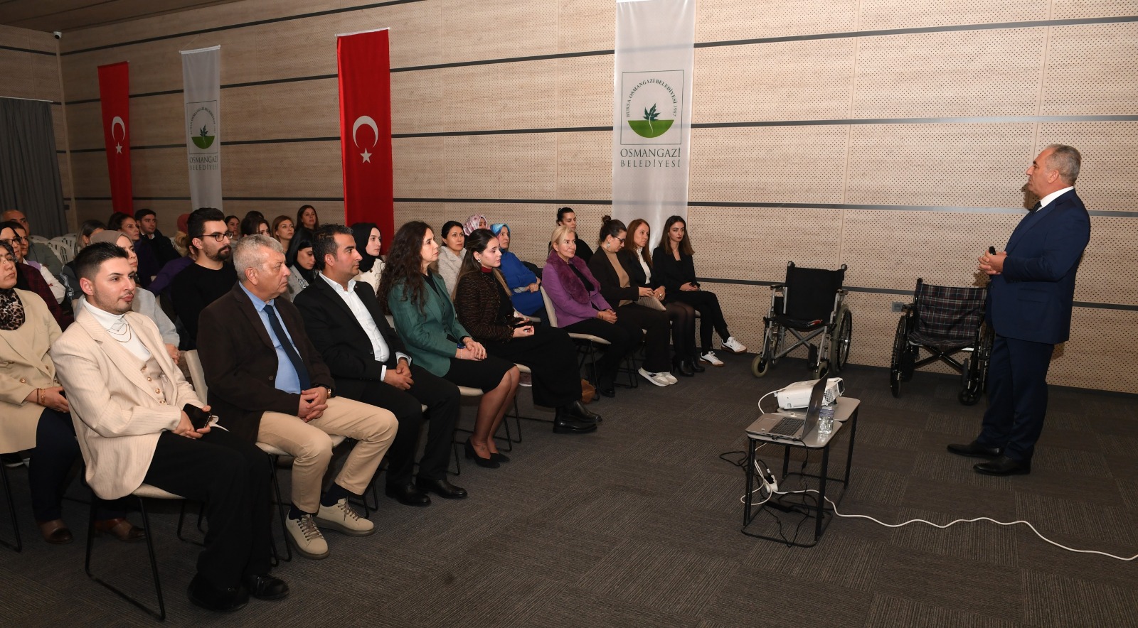 Seminerde, engelli bireylerin toplumsal hayata adil, eşit ve bağımsız katılımı