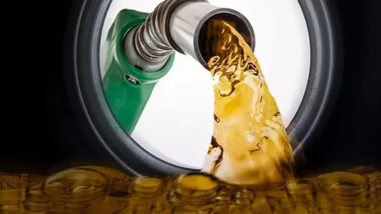 Brent petrol fiyatları ve dövizdeki değişikliklerle birlikte vatandaşlar benzin ve