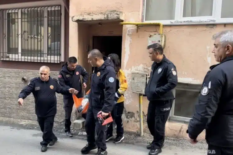 Bursa‘nın Yıldırım ilçesi Zümrütevler Mahallesi Çakmak Sokak üzerinde 3 katlı