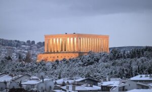 Meteoroloji Genel Müdürlüğü, yurdun birçok bölgesine kar ve sağanak yağış
