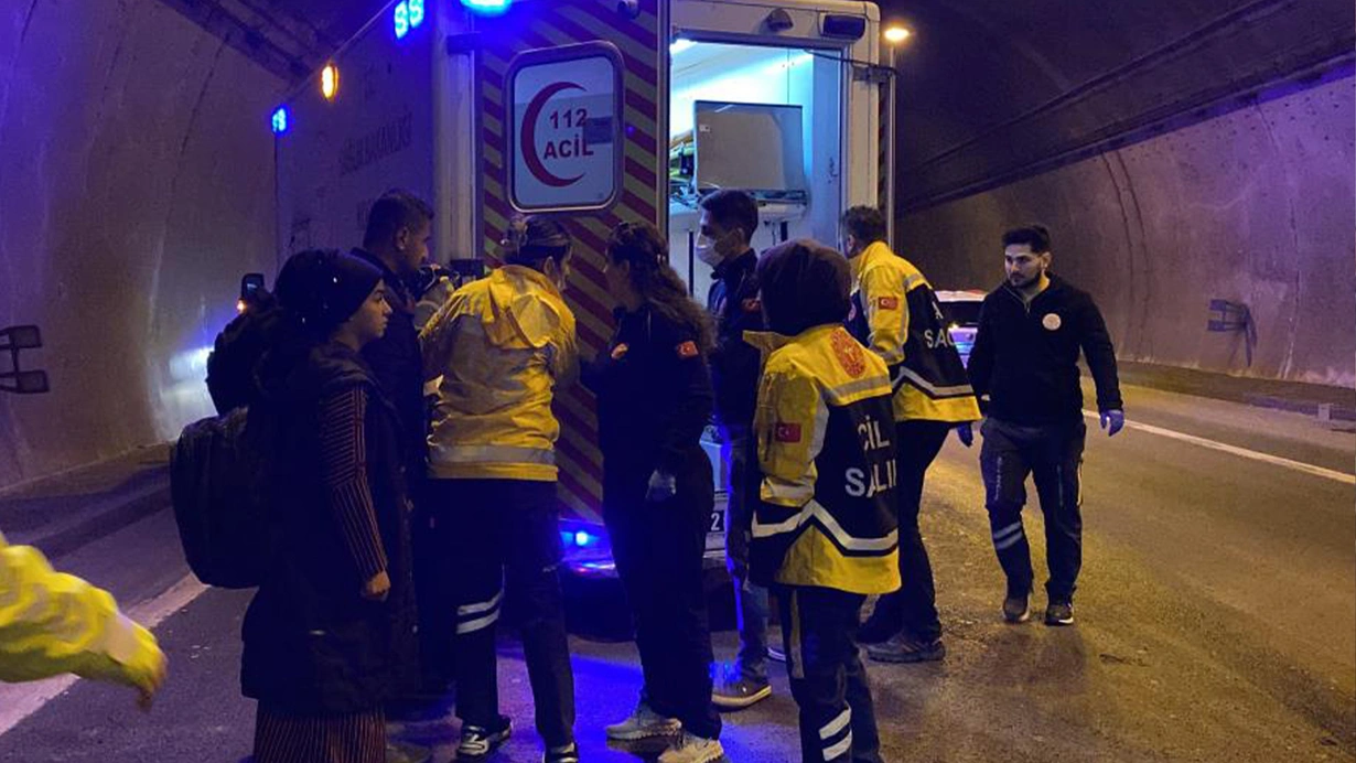 TEM Otoyolu‘nun İstanbul istikameti Korutepe Tüneli’nde, tır ve iki şehirlerarası