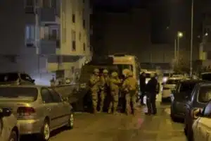 Balıkesir‘in merkez Altıeylül ilçesinde, Gaziosmanpaşa Mahallesi’nde bir kadının rehin alındığı