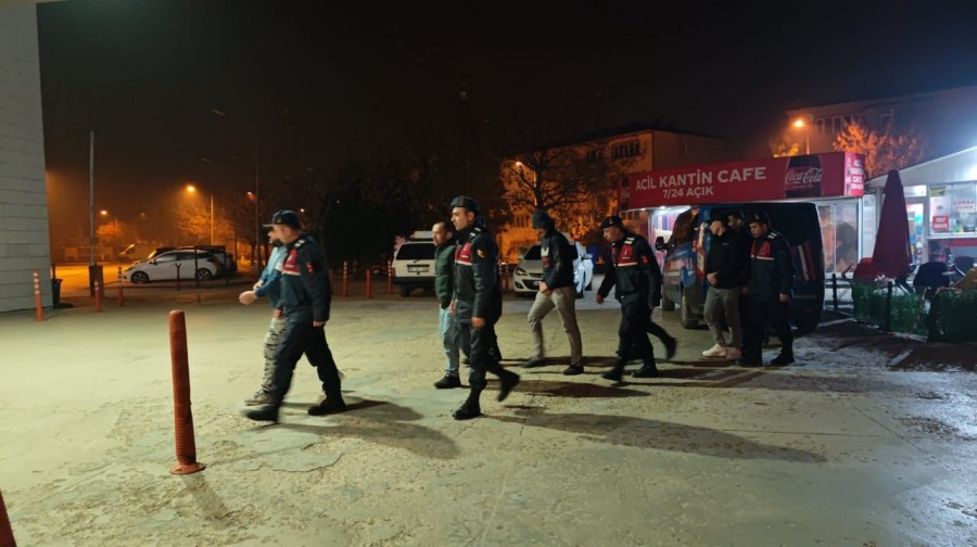 Alınan bilgiye göre, jandarma ekipleri, kırsal Hamzabey Mahallesi‘ndeki bir evde