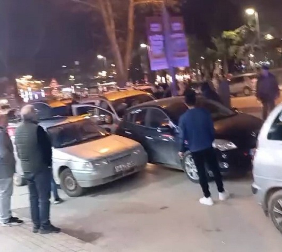 Bursa’da direksiyon başında fenalaştı, trafik karıştı. Kaza, saat 20.30 sıralarında