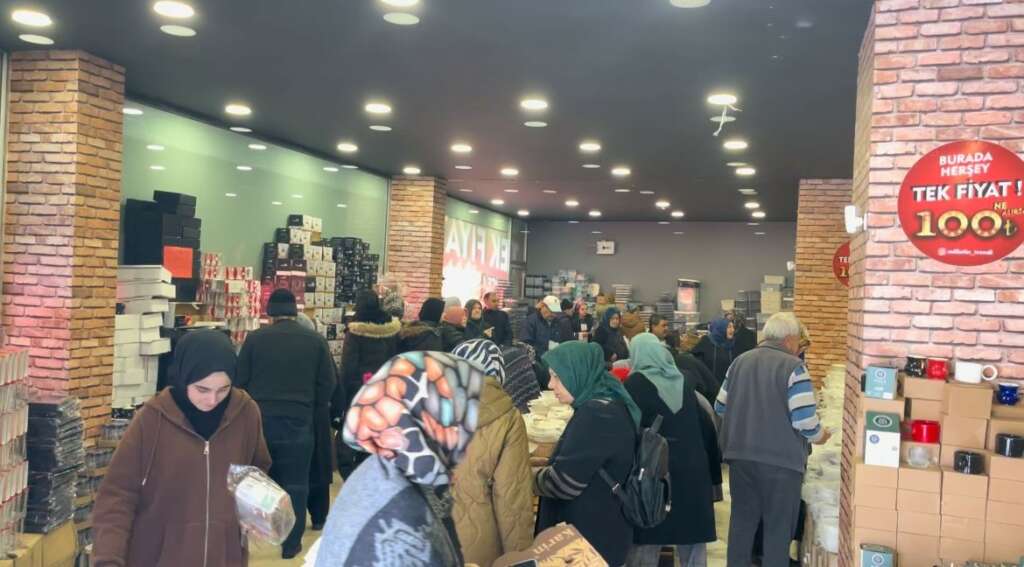 Bazı vatandaşlar yaşanan izdiham sonrası ezilirken, bazıları da ayağından çıkan