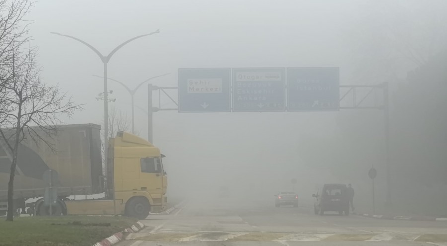 Bursa‘nın İnegöl ilçesinde sabahın ilk saatlerinde yoğun sis etkisini gösterdi.