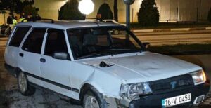 Bursa’nın İnegöl ilçesinde otomobil ile çarpışan motosikletin sürücüsü ağır yaralandı.