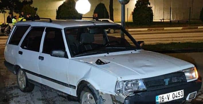 Bursa’nın İnegöl ilçesinde otomobil ile çarpışan motosikletin sürücüsü ağır yaralandı.