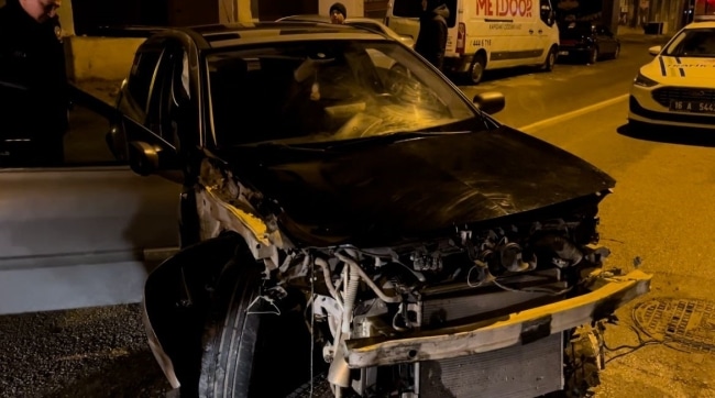 Bursa'da kontrolden çıkan araç 3 araca çarparak durabildi! 6 Bursam Medya -