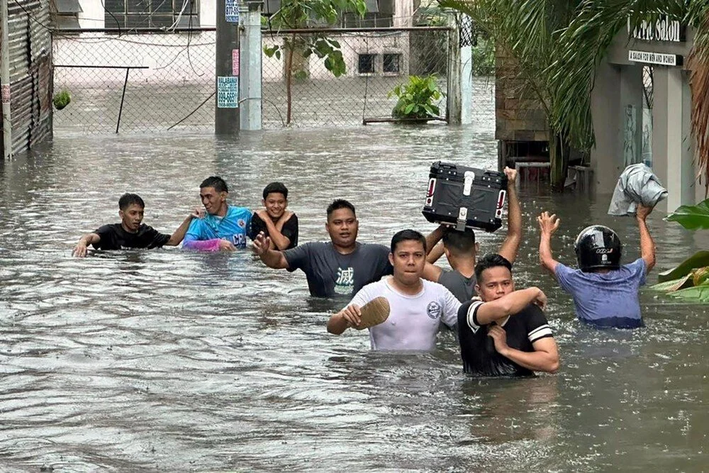 Filipinler’e yaklaşan Yinxing Tayfunu, ülkede hayatı olumsuz etkiledi. Bu akşam