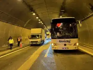 Anadolu Otoyolu‘nun İstanbul istikameti Korutepe Tüneli mevkisinde 2 otobüs ve