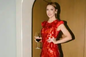 Yıllardır sarı saçlarıyla bildiğimiz Hadise, yeni imajıyla herkesi şaşırtmıştı. Hadise‘nin