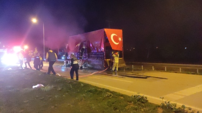 Bursa’da Yangın Yangın, akşam saatlerinde İznik Yolu Otoban Kavşağı mevkiinde