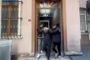 İstanbul‘da alınan bilgiye göre, Beyoğlu’ndaki Çatmamescit Mahallesi’nde bir apartmanda ikamet