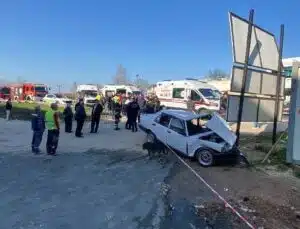 TIR’la çarpışan otomobil parçalandı: Çok sayıda yaralı!