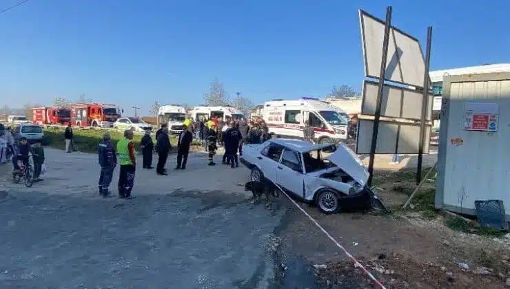 TIR’la çarpışan otomobil parçalandı: Çok sayıda yaralı!