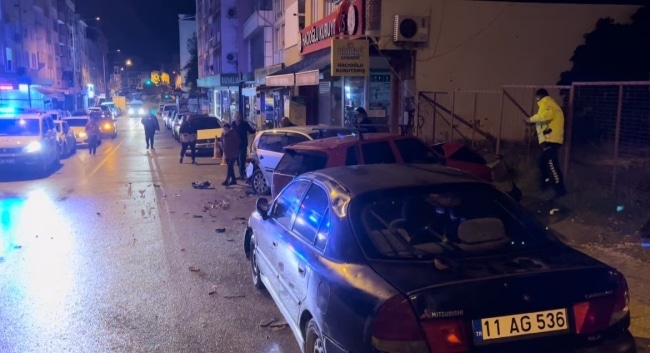 Bursa’da kontrolden çıkan araç 3 araca çarparak durabildi. Saat 03.30