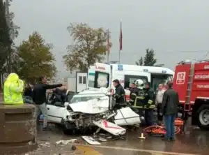 A.Y. idaresindeki 31 AUA 429 plakalı otomobil, Nurdağı-Osmaniye gişelerinde bariyerlere