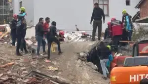 Malatya‘da yıkımı gerçekleştirilen ağır hasarlı binanın iş makinesinin üzerine devrilmesi