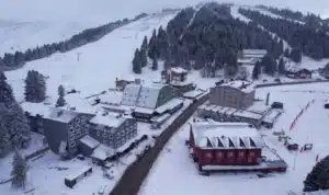 Uludağ‘da Cumartesi günü öğle saatlerinden itibaren kar yağışı etkili oldu.