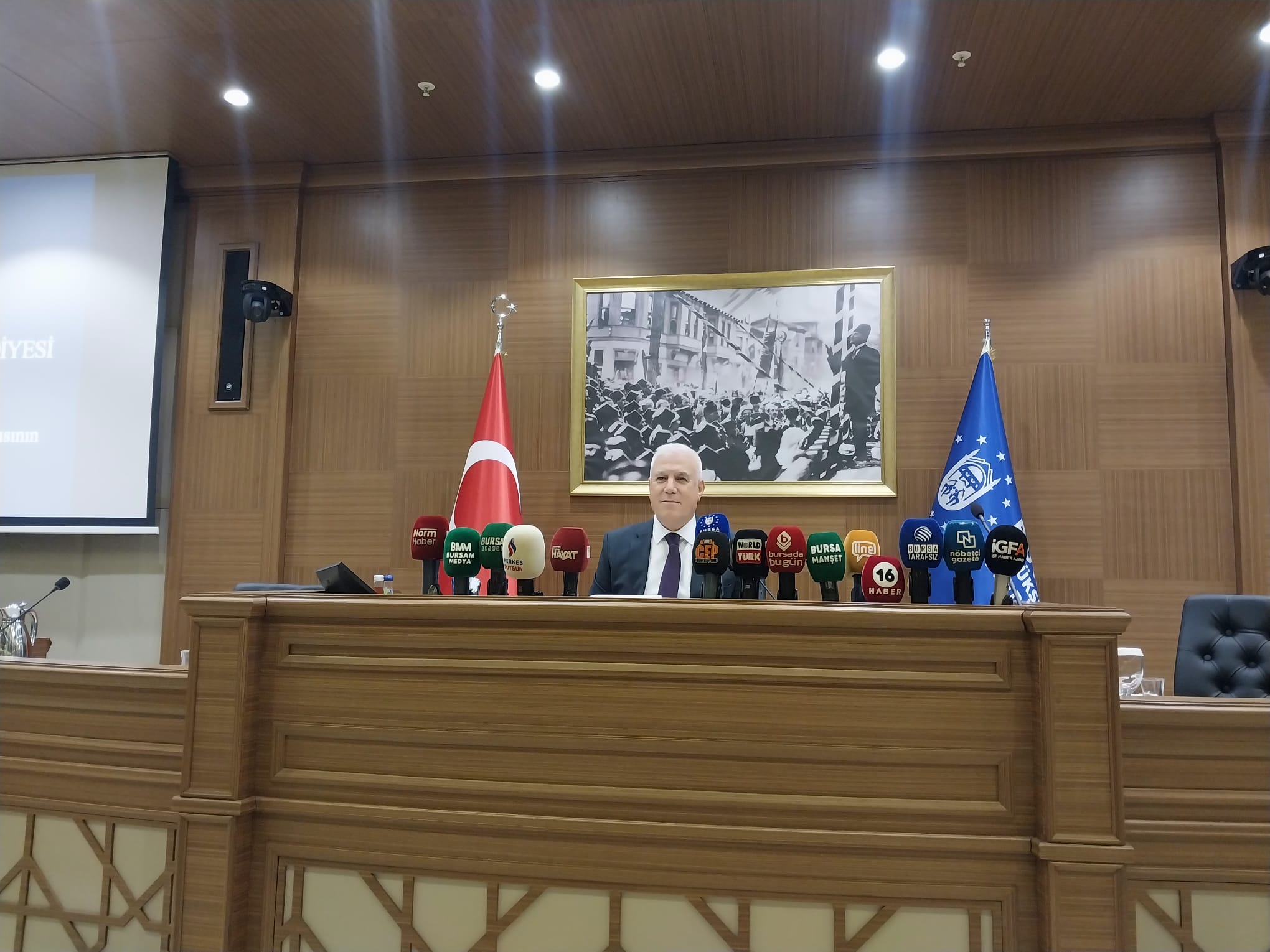 Bursa Büyükşehir Belediyesi Kasım ayı 3. oturumu Büyükşehir binasında gerçekleştirildi.