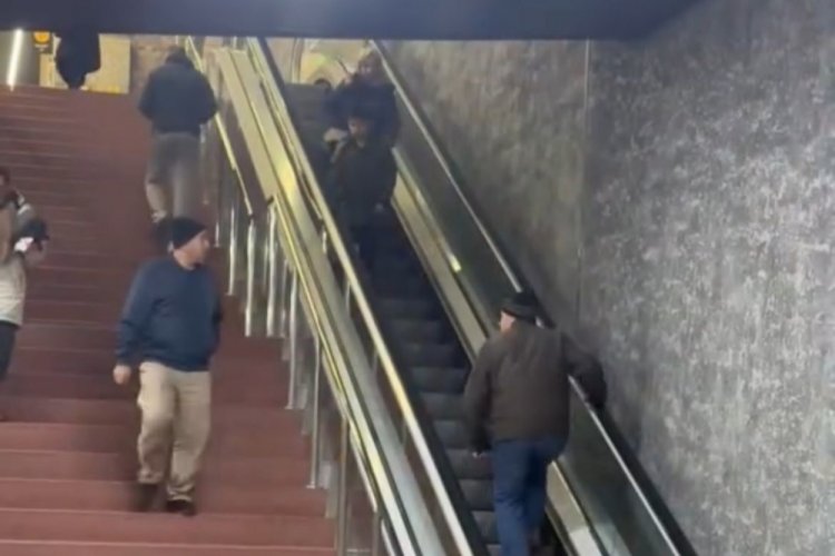 Bursa‘da metroyla yolculuk yapan bir kişi, Osmangazi ilçesi Şehreküstü metro