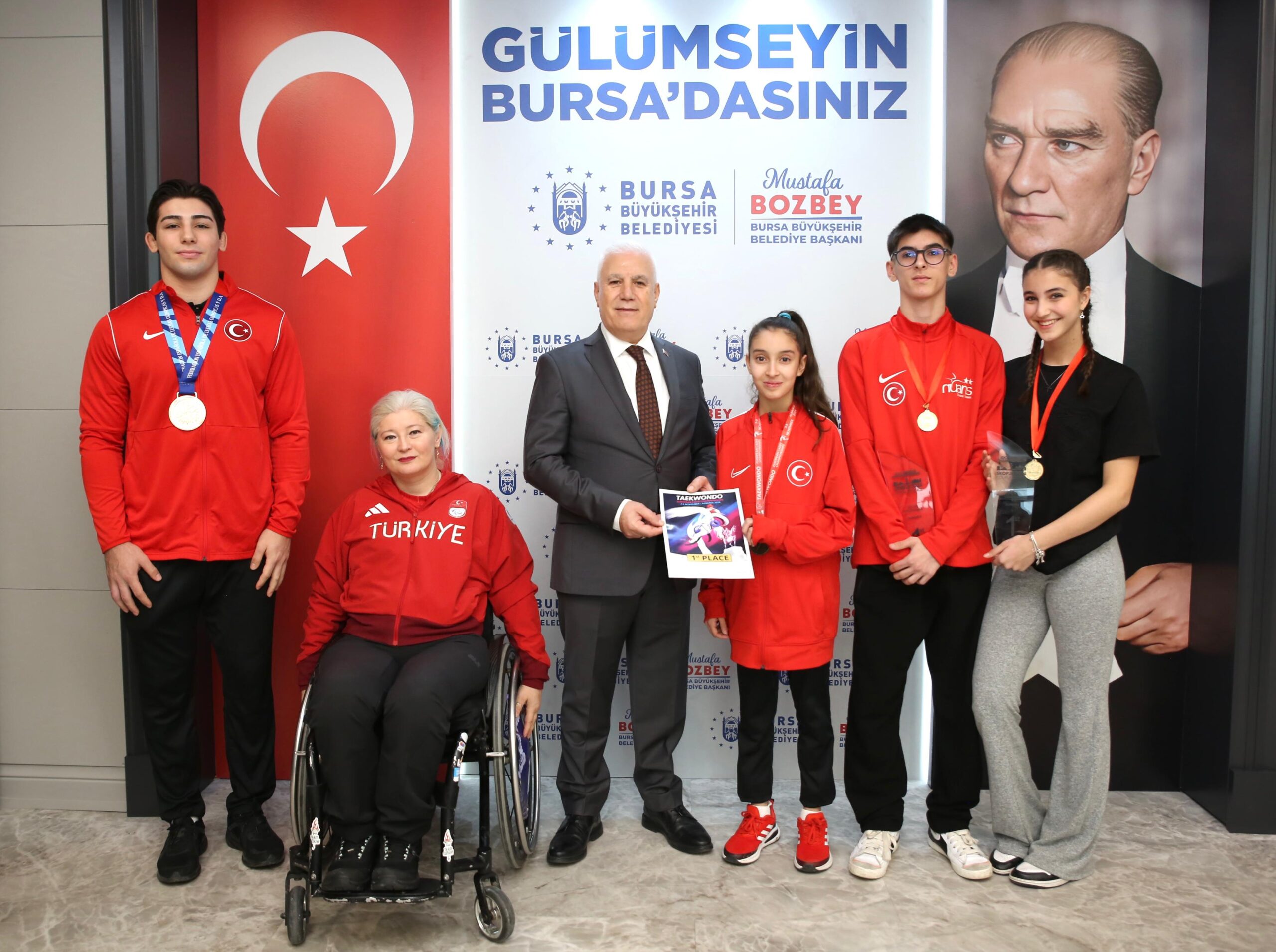 Başarılarıyla Bursa’nın gururu olan sporcular, Büyükşehir Belediye Başkanı Mustafa Bozbey’i