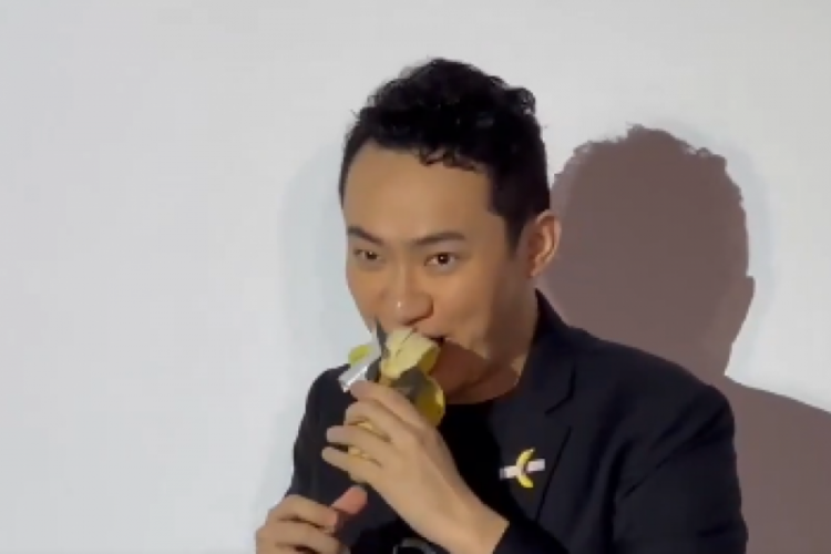 Cattelan‘ın “duvara bantlanmış muz” eseri, 2019’da 120 bin dolara satılmasının