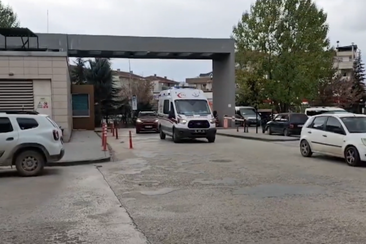 Bursa‘da lodoslu havada temizlik için çıktığı çatıdan düşen kişi yaralandı