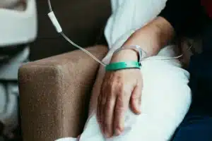 Kanser, anormal hücrelerdeki genetik mutasyonların hücrelerin hızla bölünmesine neden olmasıyla
