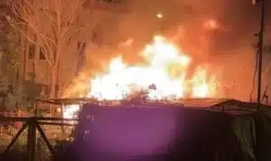 Yangın, Bursa‘da Yıldırım ilçesi Vişne Caddesi üzerinde meydana geldi. Yol