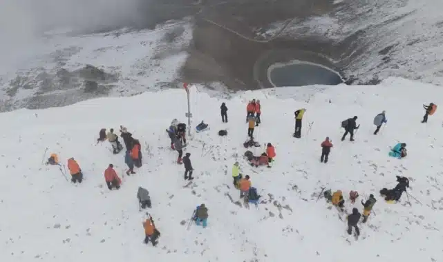 2543 metre yükseklikteki Uludağ’ın zirvesi karla kaplandı. Beyaza bürünen zirvedeki