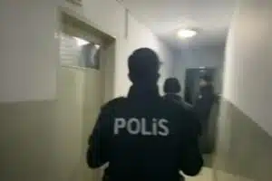 Bakan Yerlikaya’nın paylaşımı şöyle; Ülke genelinde düzenlenen “KALKAN-34” operasyonlarında 15’i