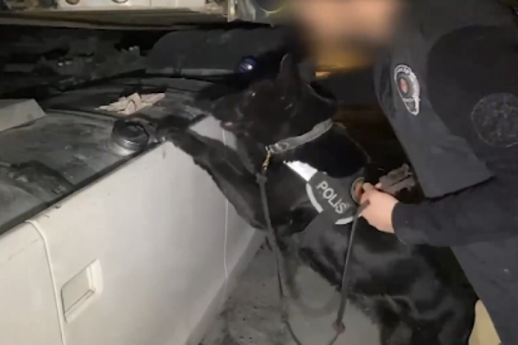 Bakan Yerlikaya’nın paylaşımı şöyle; İstanbul’da Zehir Tacirlerine yönelik düzenlenen “NARKOKAPAN-2”