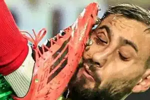 Monaco’da Wilfried Singo, topa doğru hareketlenirken PSG kalecisi Gianluigi Donnarumma’ya