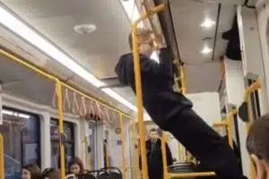 Bursa’nın Osmangazi ilçesinde toplu ulaşım aracı metroyla seyahat eden bir