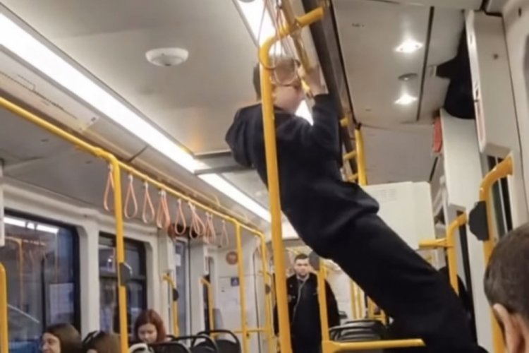 Bursa’nın Osmangazi ilçesinde toplu ulaşım aracı metroyla seyahat eden bir