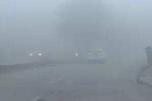 İnegöl ilçesinde dün sabah saatlerinde başlayan yoğun sis etkisini sürdürüyor.