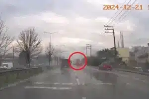 Olay, merkez Osmangazi ilçesinde meydana geldi. Seyir halinde olan tırın