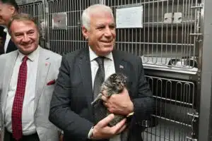Bursa’da sokak hayvanlarının her zaman yanında olan ve Türkiye’ye örnek