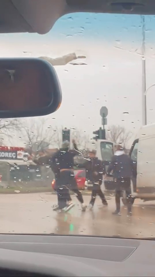 Kentte iki sürücü arasında trafikte başlayan sözlü tartışma kısa sürede