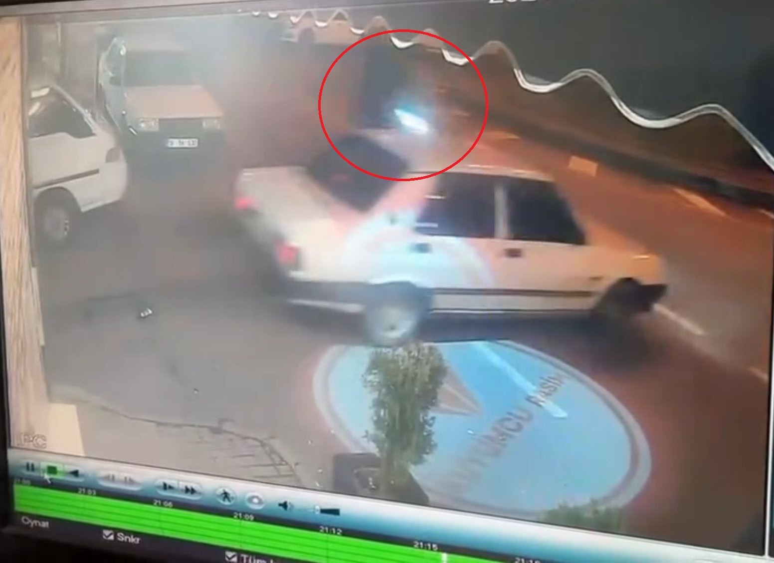 Bursa’da dikkatsiz sürücü trafiği birbirine kattı. Olay, merkez Osmangazi ilçesi