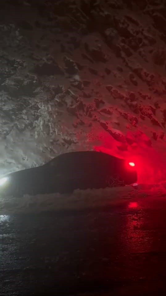 Karayolunun trafiğe kapanmaması için ekipleri yoğun çaba sarf ederken, ilçeleri