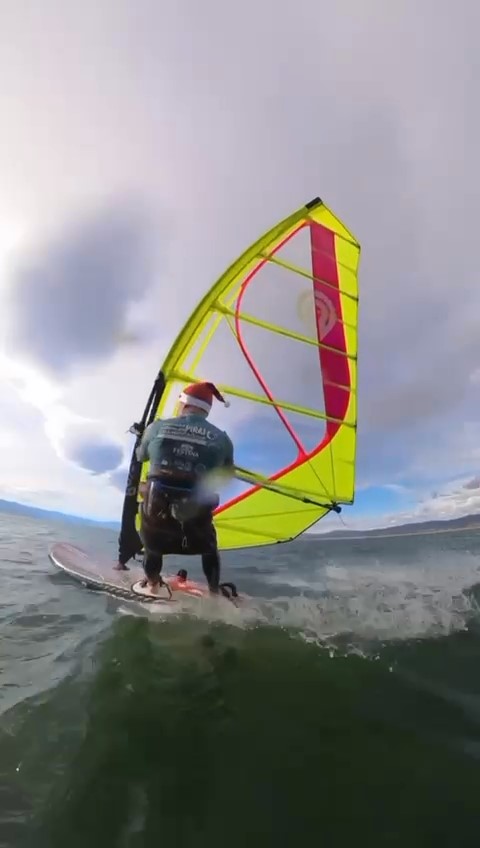 İznik Gölü’nde soğuk havaya rağmen yelkenli sörf yapan Mustafa Öncü,