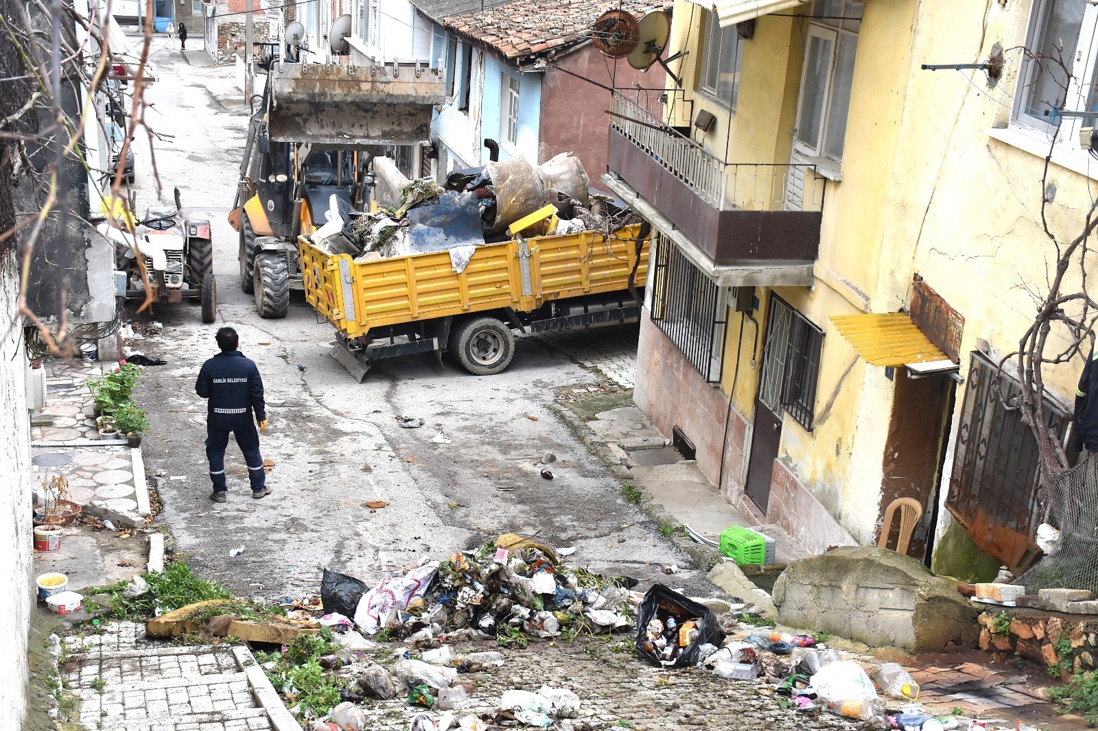 Gemlik Belediye Başkanı Şükrü Deviren’in talimatıyla başlatılan bu temizlik çalışması,