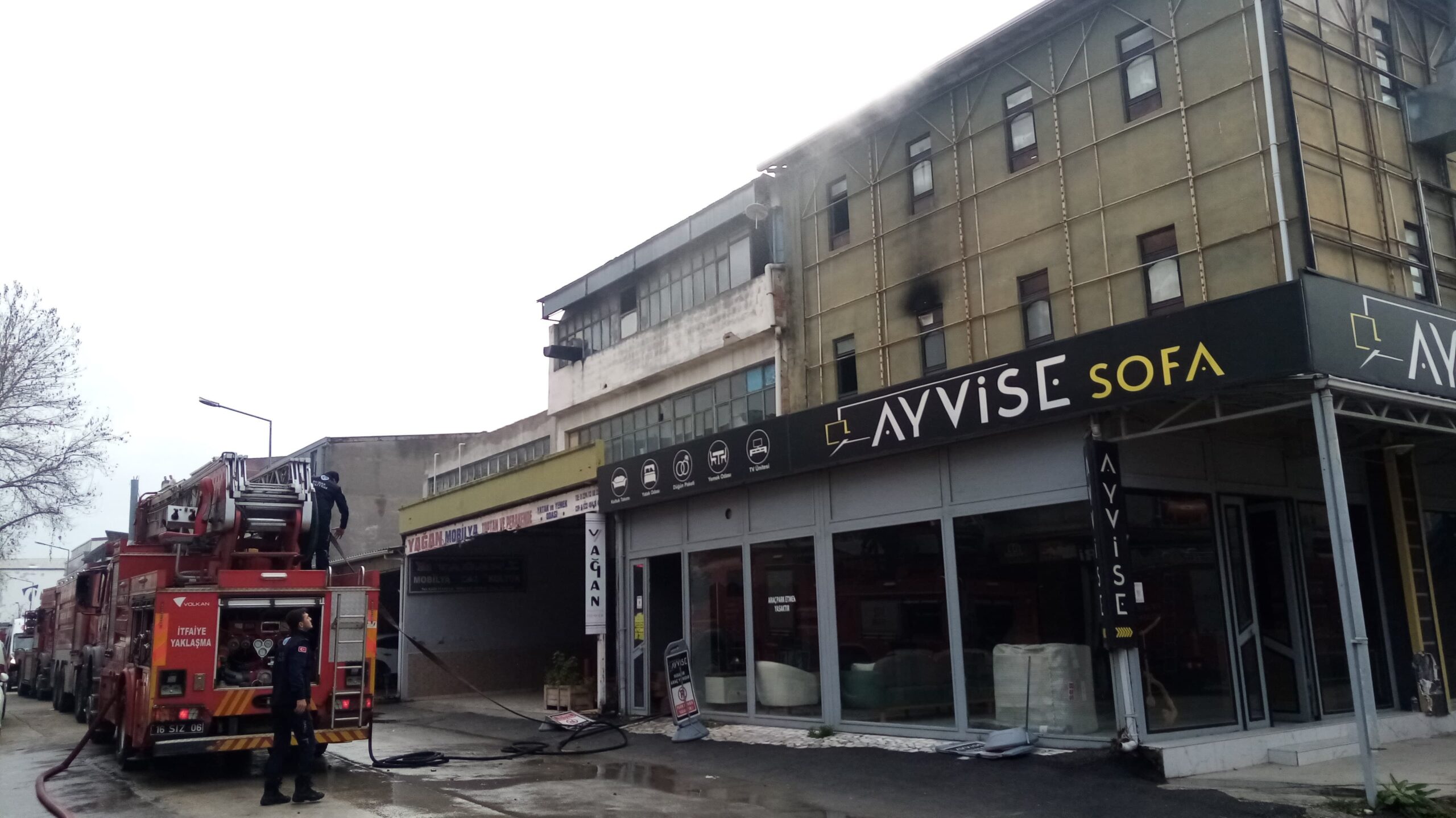 Yangın, saat 11.30 sıralarında Mahmudiye Mahallesi 6. Mobilya Sokak’ta faaliyet