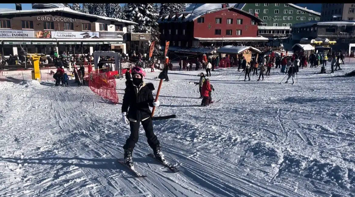 Turistler yeni yılı kutlamak için Uludağ’a akın ettiler Bursa’nın beyaz cenneti Uludağ’da yağan kar yağışı sonrası yaklaşık 60