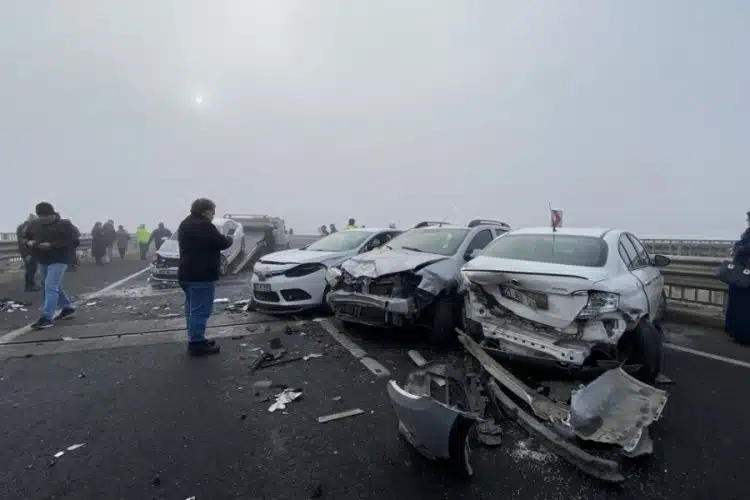 13 aracın karıştığı kazada 9 kişi yaralandı! Elazığ yolu üzerine Devegeçidi Köprüsü üzerinde sis nedeniyle 06 FY