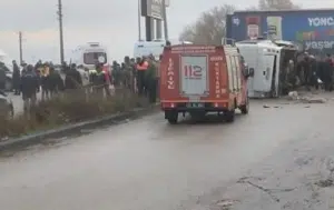 Balıkesir’de okul servisiyle tırın çarpışması sonucu 8’i ağır, 26 kişi