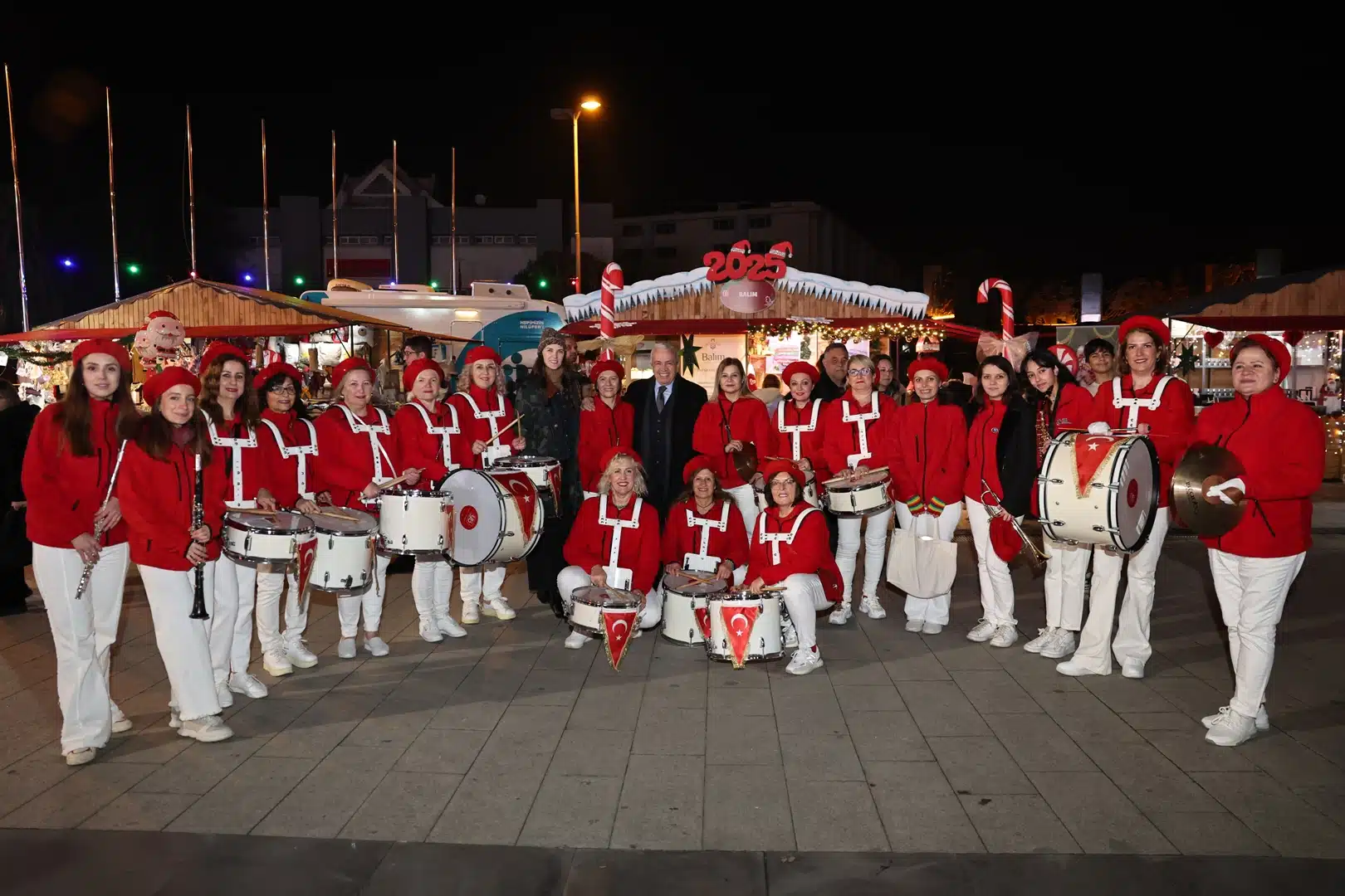 Nilüfer Yeni Yıl Festivali, Halk Evi önündeki Cumhuriyet Meydanı’nda renkli